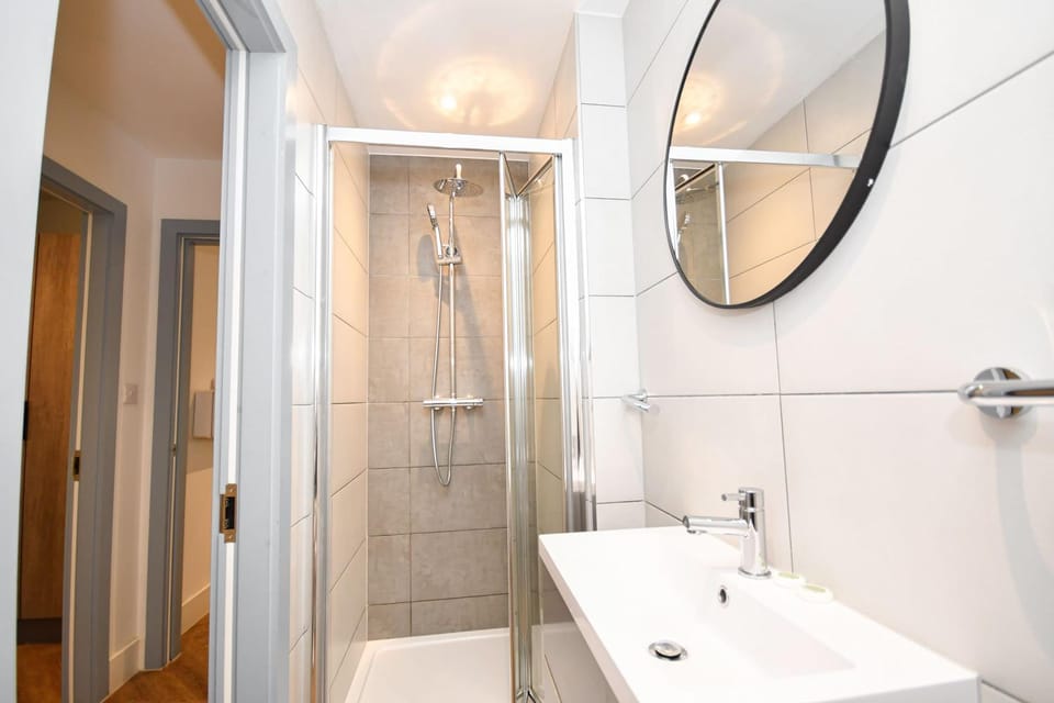 Sleek 2BED Flat in Central Manchester w Security Apartment in Salford