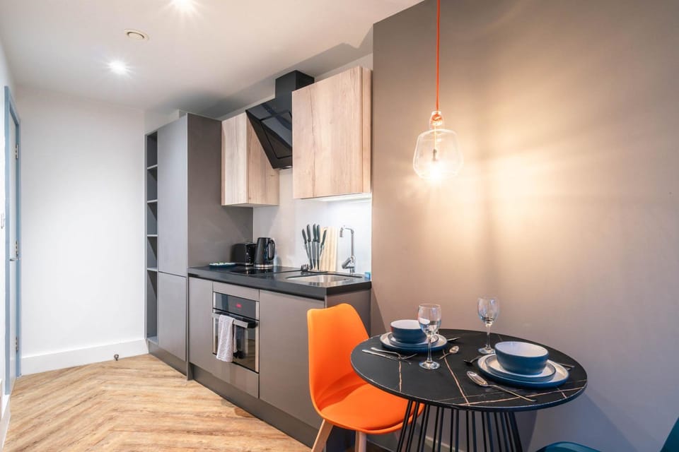 Sleek 2BED Flat in Central Manchester w Security Apartment in Salford