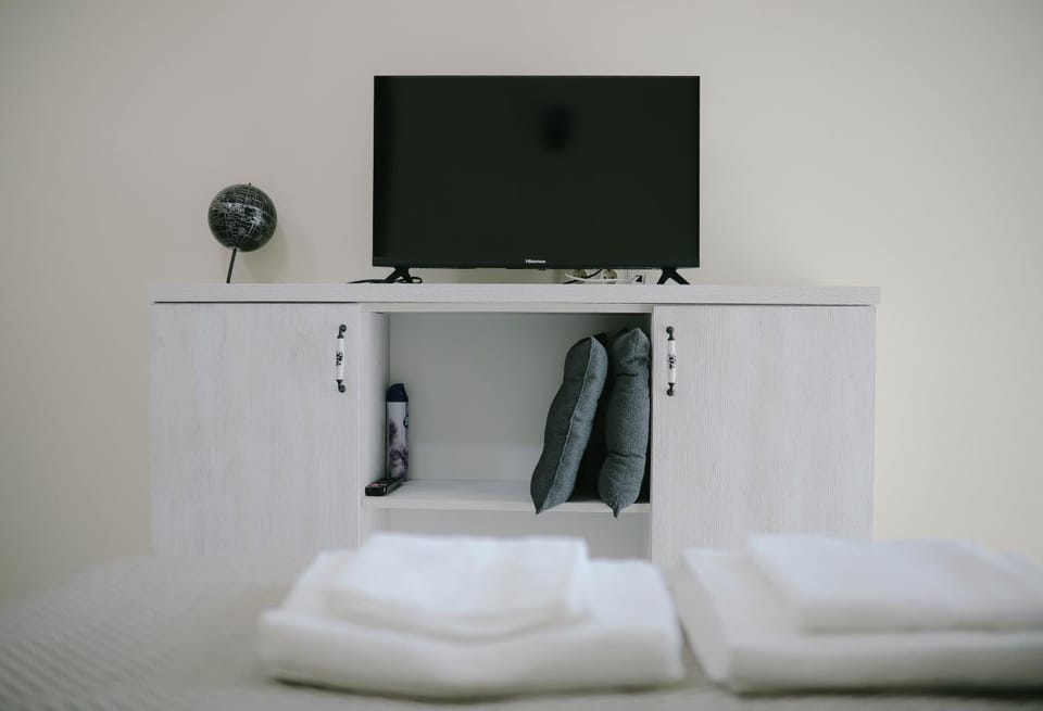 Bed, TV and multimedia, Photo of the whole room, Bedroom, towels, wardrobe