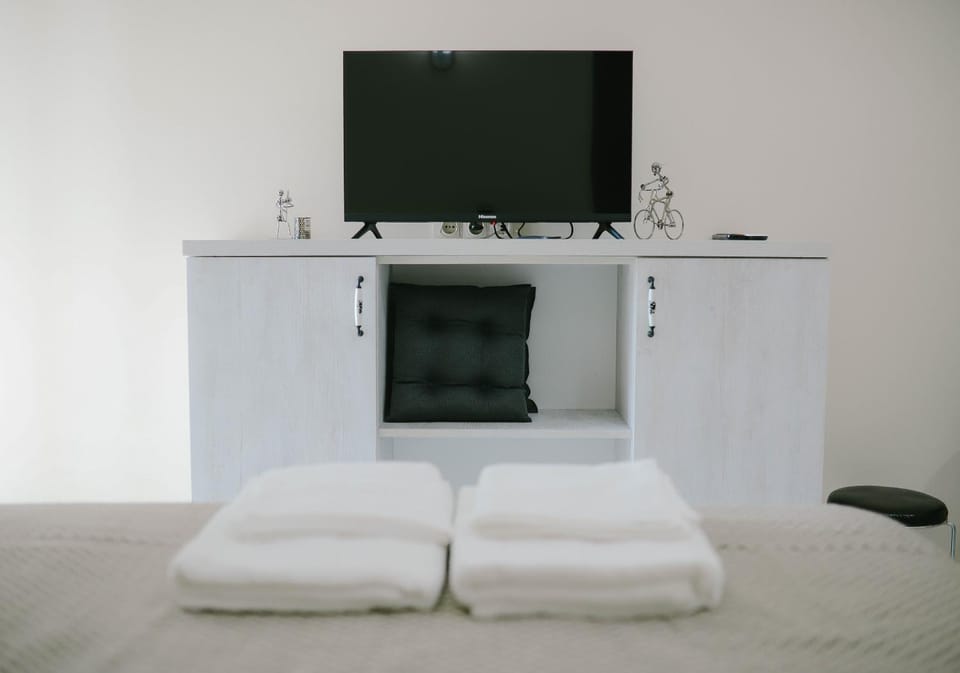 Bed, TV and multimedia, Photo of the whole room, Bedroom, towels