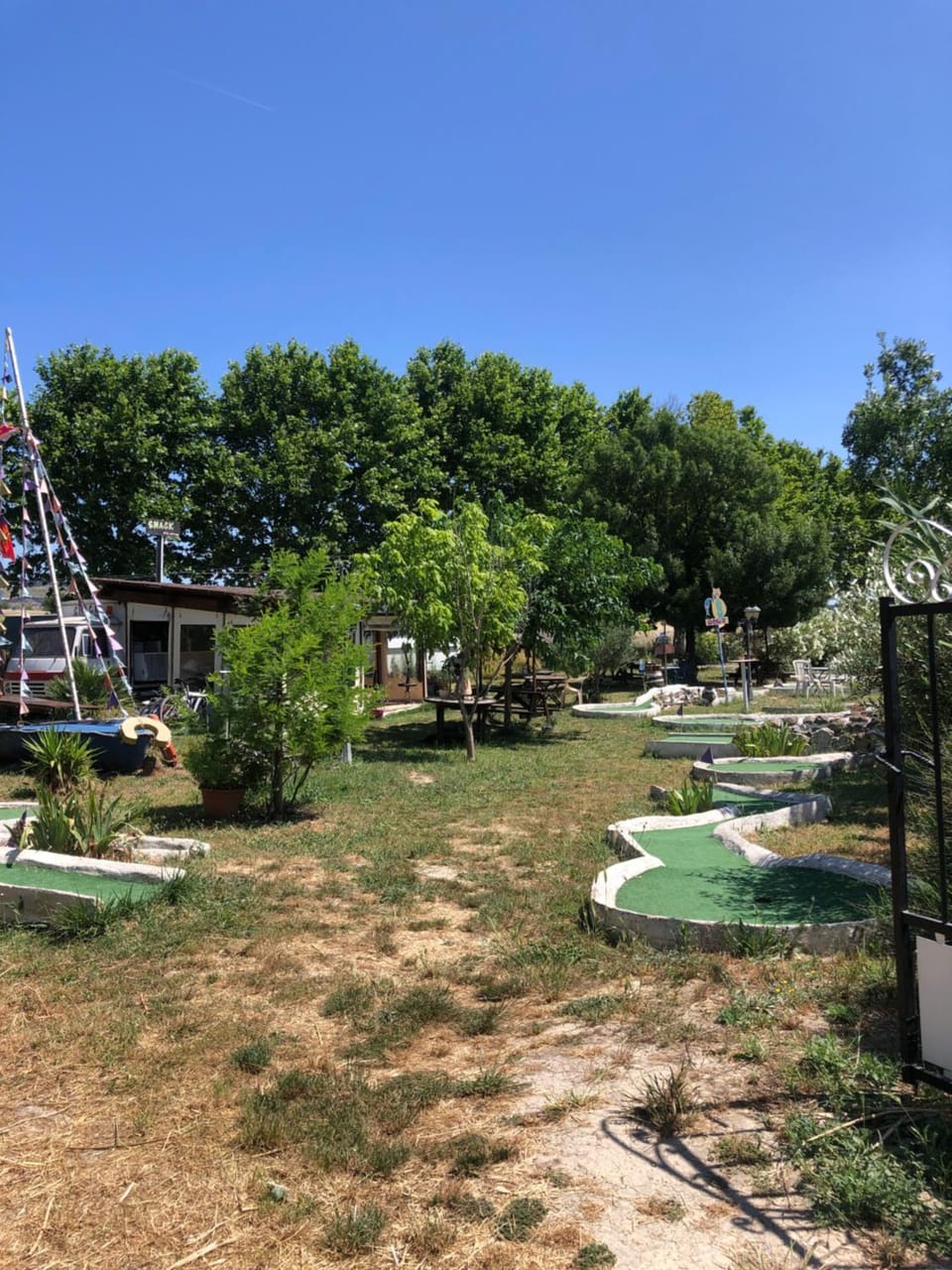Roulotte au bord du canal du midi argeliers Campground/ 
RV Resort in Occitanie