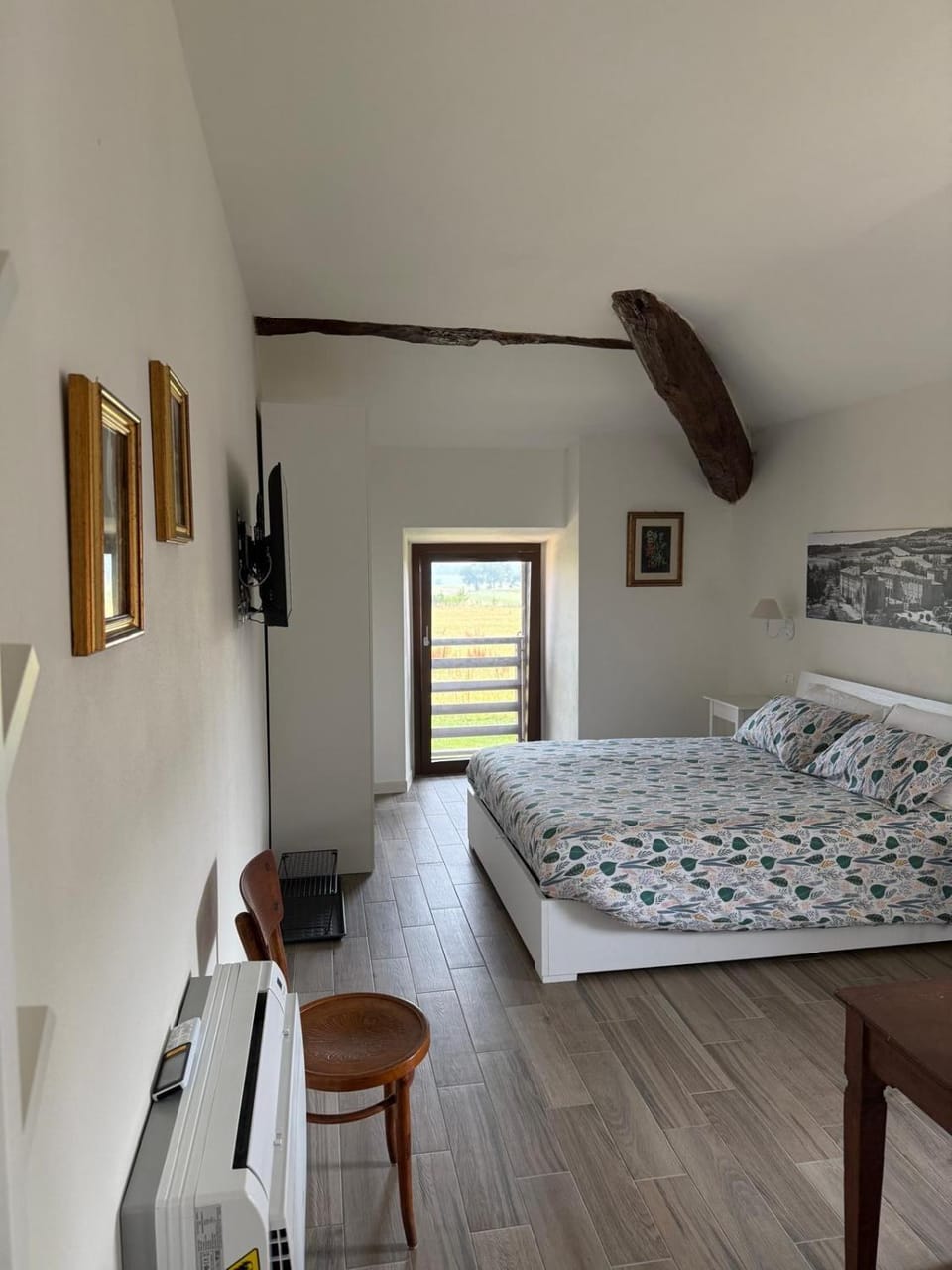 Photo of the whole room