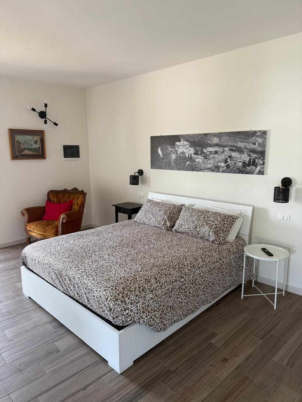 Photo of the whole room, Bedroom