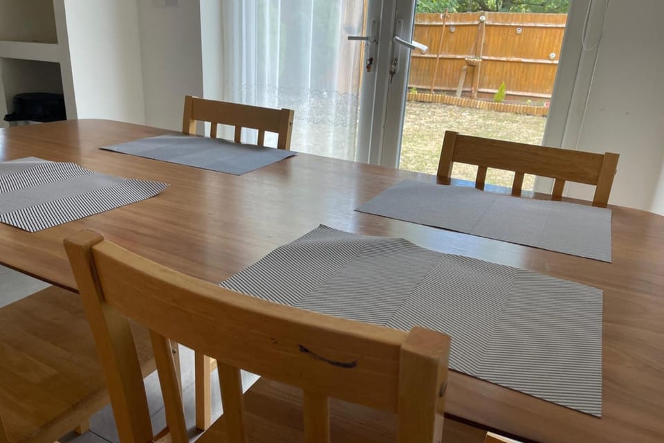 4-Bed Barnwell Retreat- Sleeps10 Garden & Parking House in Stevenage