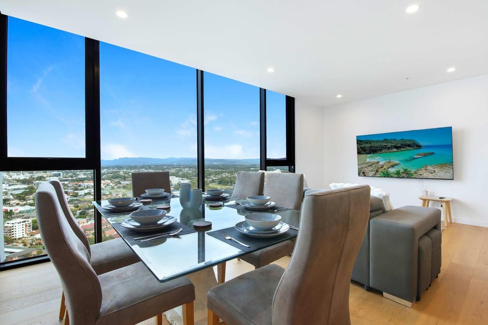 Skyline Showdown - Views, Games & Vibes Apartment in Main Beach