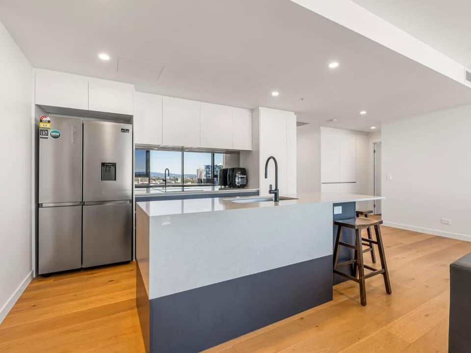 Skyline Showdown - Views, Games & Vibes Apartment in Main Beach