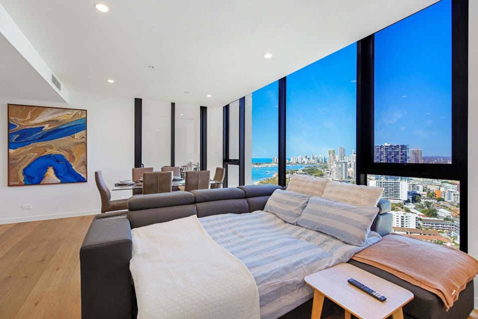 Skyline Showdown - Views, Games & Vibes Apartment in Main Beach