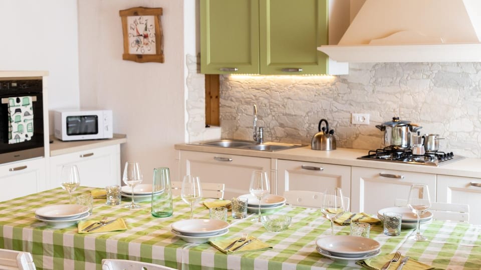 Kitchen or kitchenette, Food and drinks, Dining area, Food, stove