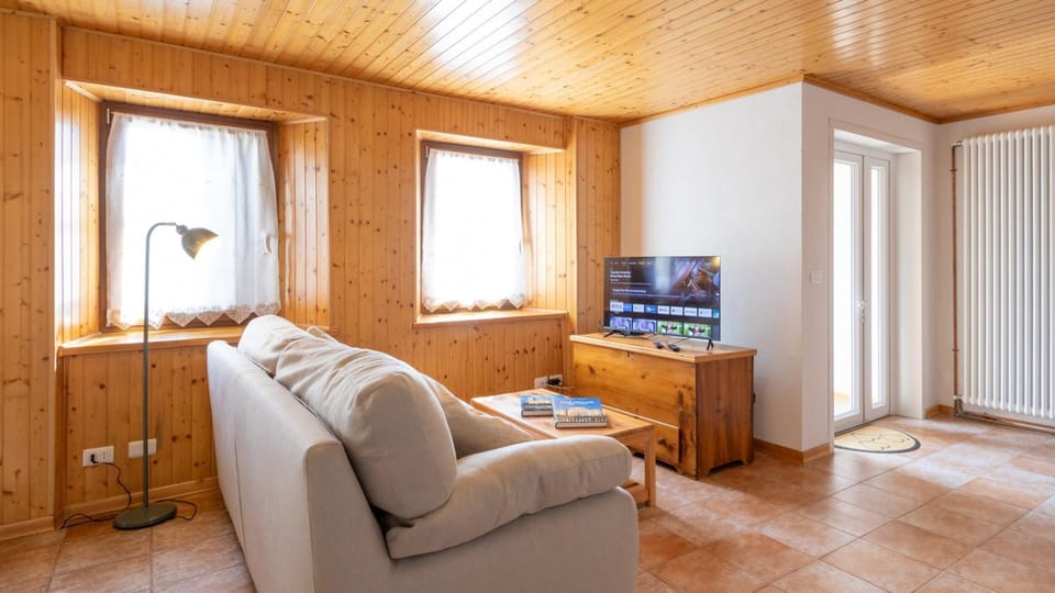 TV and multimedia, Living room, Seating area, Evening entertainment
