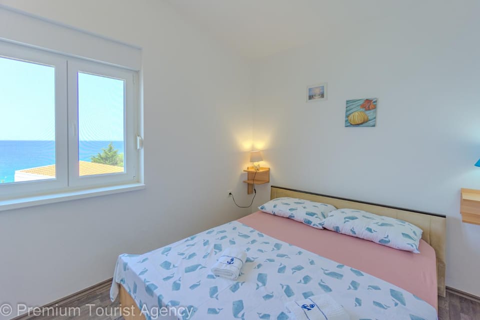 Bed, Bedroom, Sea view, towels
