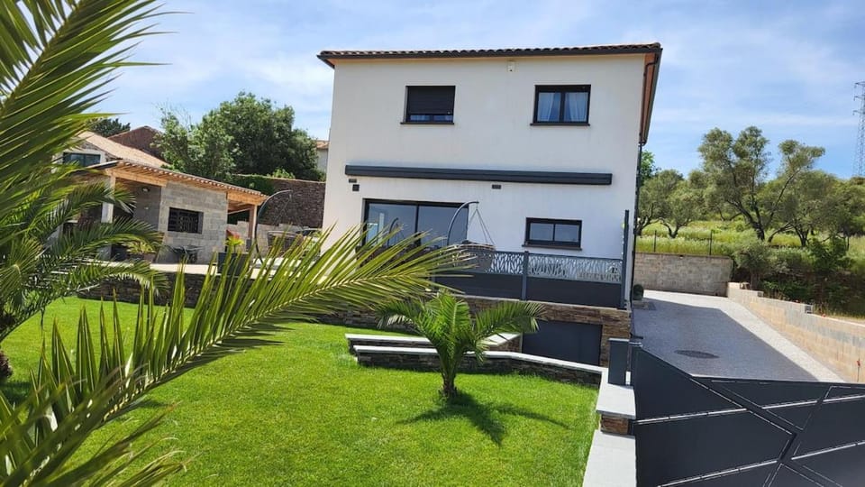 Villa 8 pers avec SPA, vue panoramique et jardin près du Salagou Villa in Occitanie