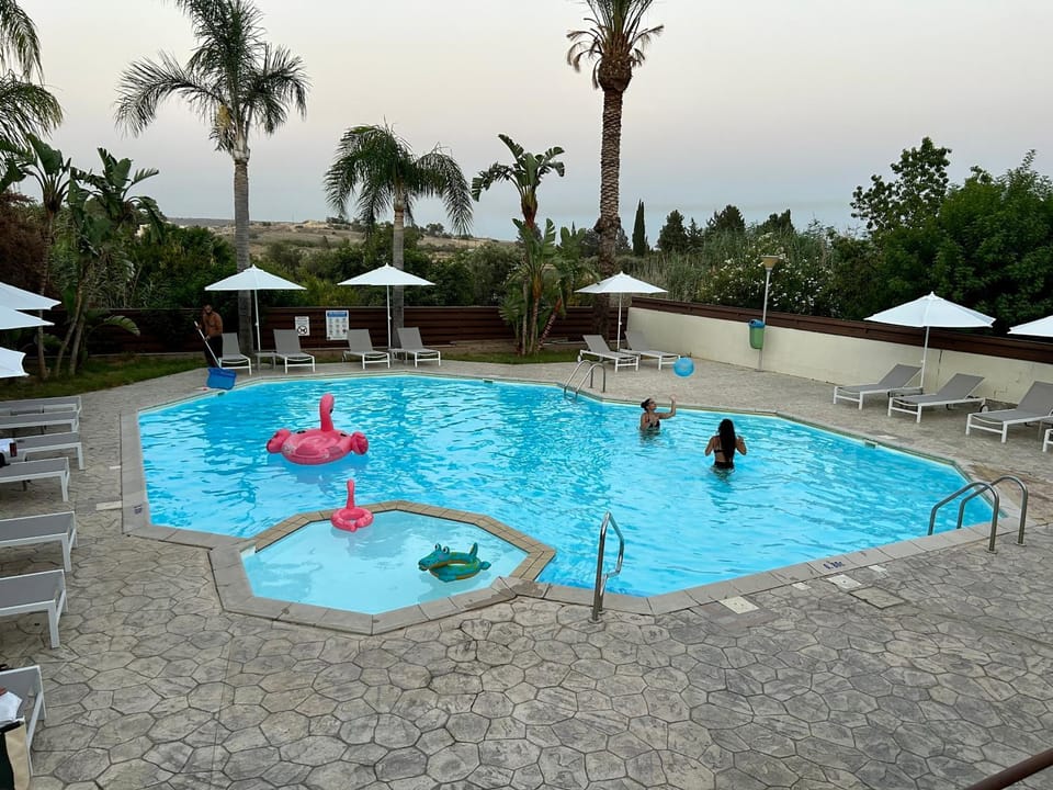Seasons Retreat with pool and gym-2BR Apartment in Oroklini