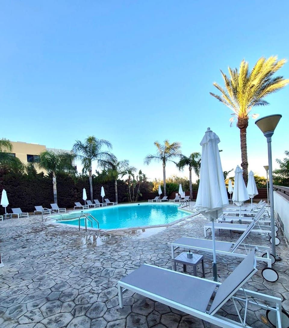 Seasons Retreat with pool and gym-2BR Apartment in Oroklini
