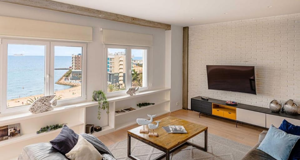 Communal lounge/ TV room, Living room, Sea view