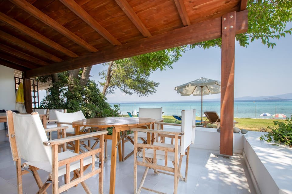Patio, Balcony/Terrace, Seating area, Beach, Sea view