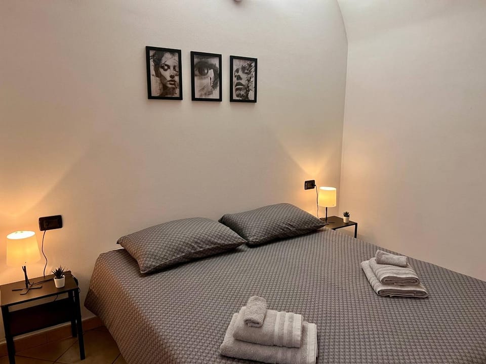 Bed, Bedroom, towels, towels