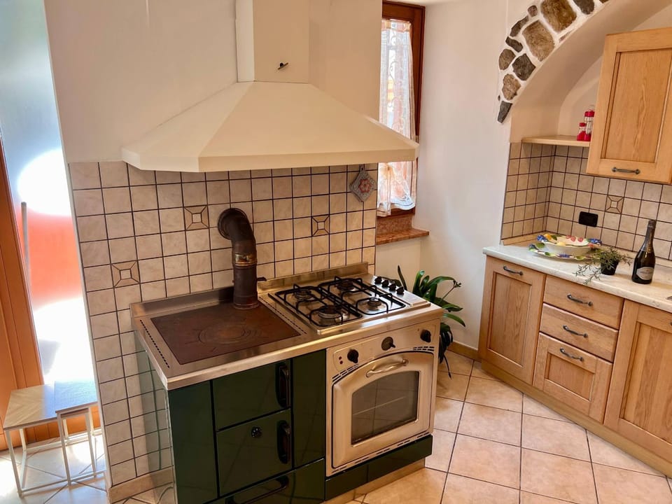 Lunch, fireplace, oven, stove