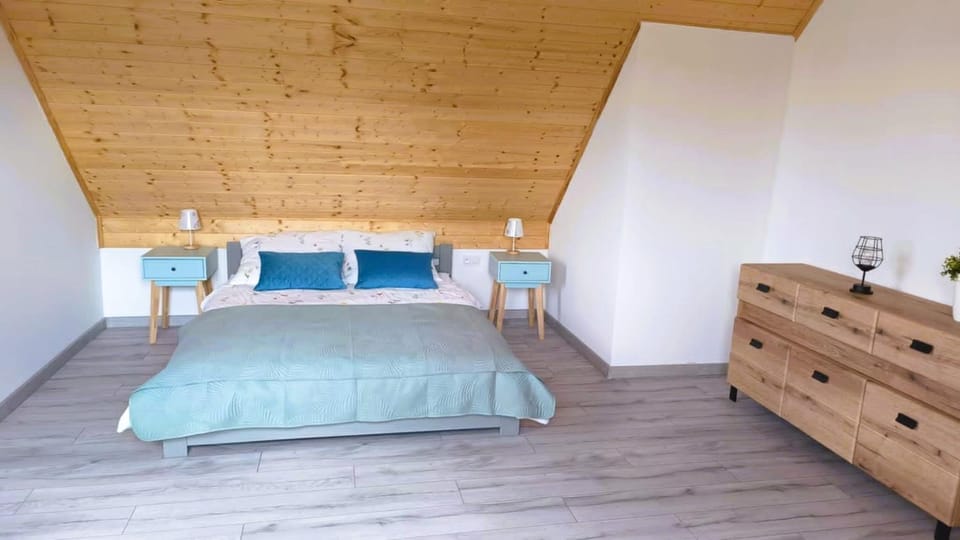 Bed, Other, Other, Other, Photo of the whole room, Seating area, Bedroom, towels, towels