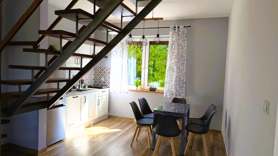 Kitchen or kitchenette, Living room, Seating area, Dining area, microwave, towels, towels