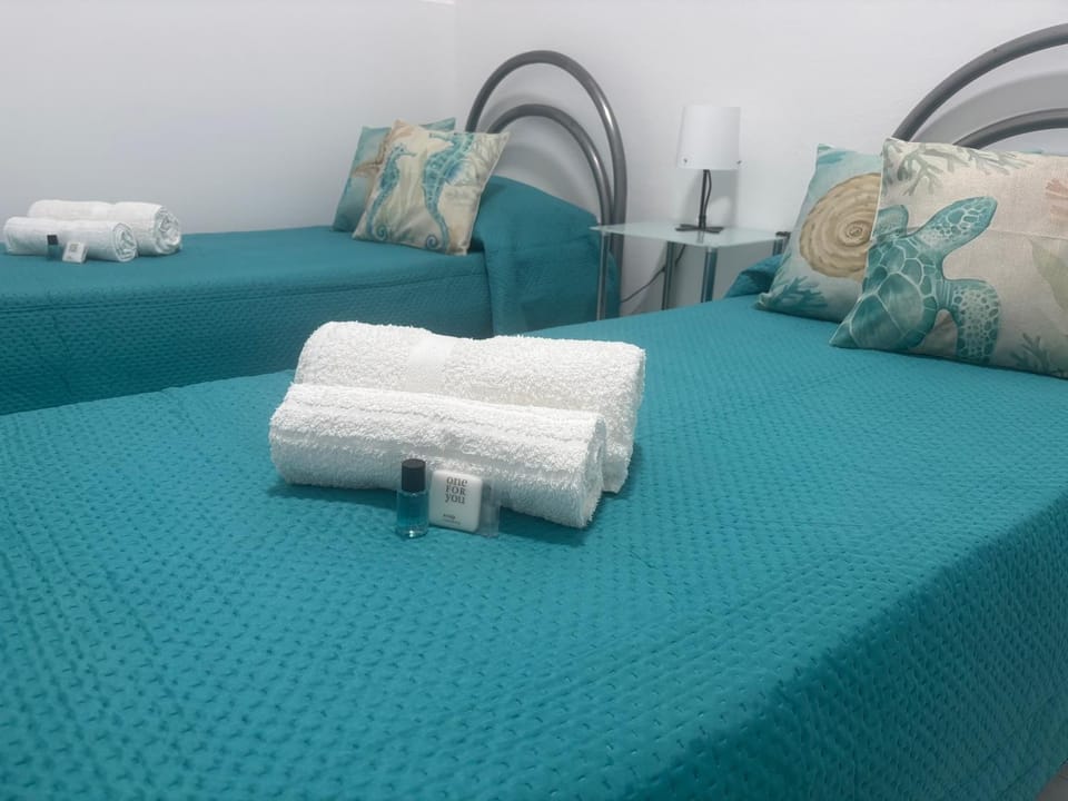 Bed, towels