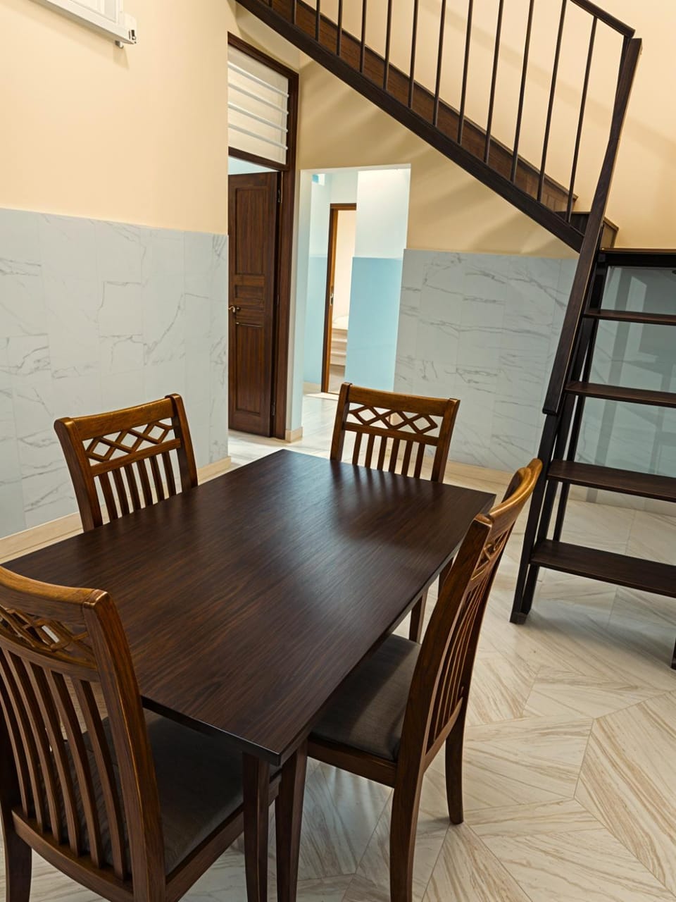 Seating area, Dining area