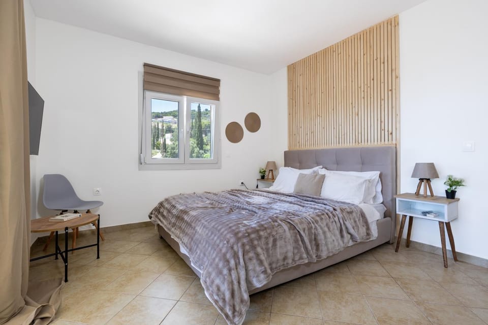 Bed, TV and multimedia, Bedroom