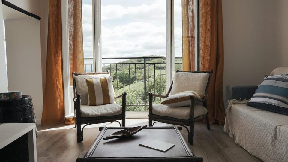 View (from property/room), Balcony/Terrace, Living room
