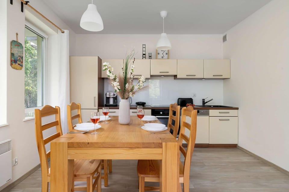 Kitchen or kitchenette, Dining area