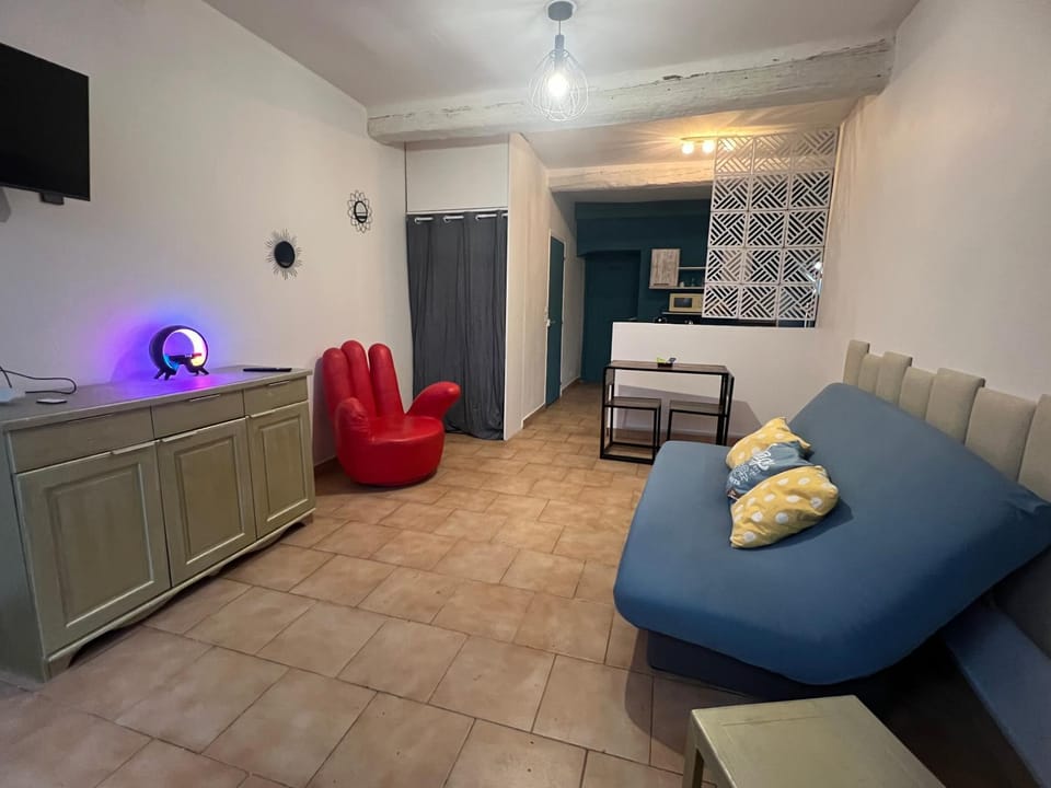 Bed, TV and multimedia, Living room, Photo of the whole room, Seating area