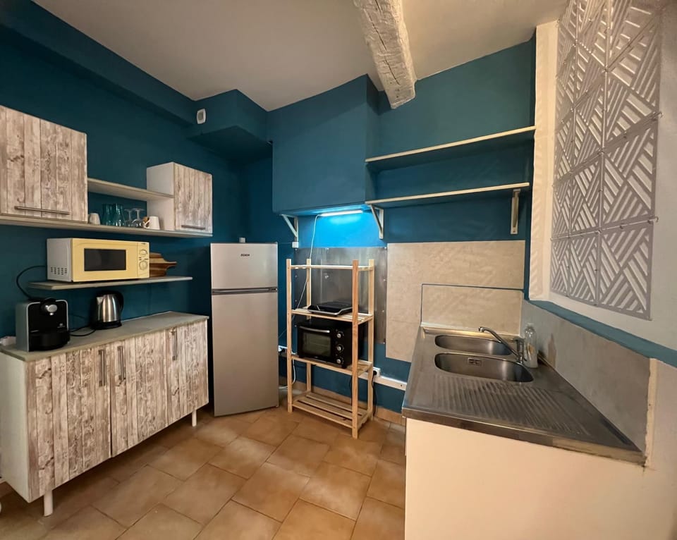 Kitchen or kitchenette, oven, pet friendly, stove