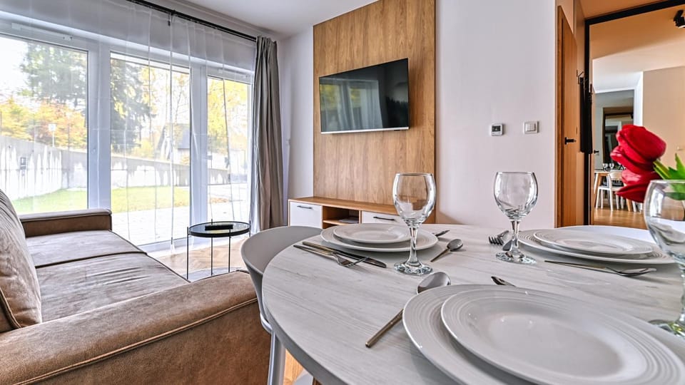 TV and multimedia, Living room, Seating area, Dining area
