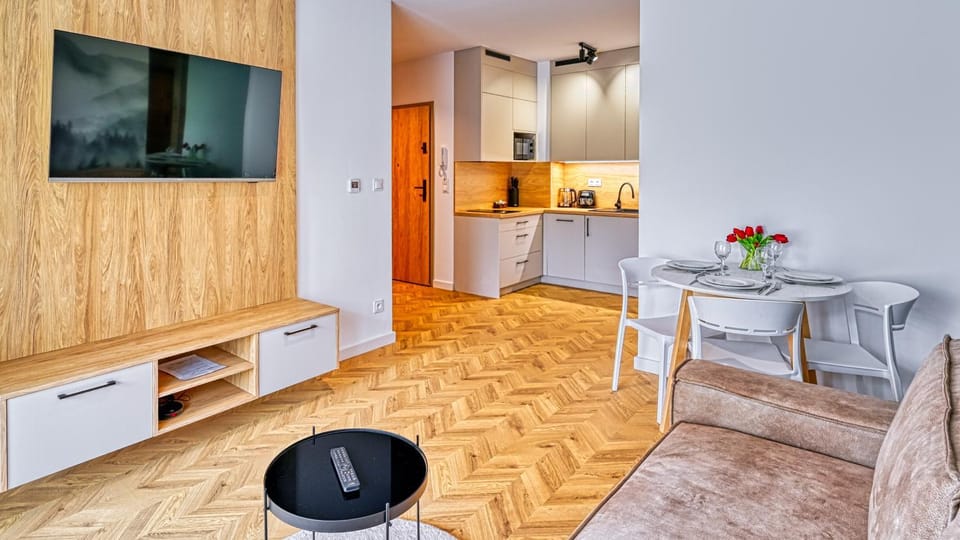 TV and multimedia, Kitchen or kitchenette, Living room, Seating area, Dining area