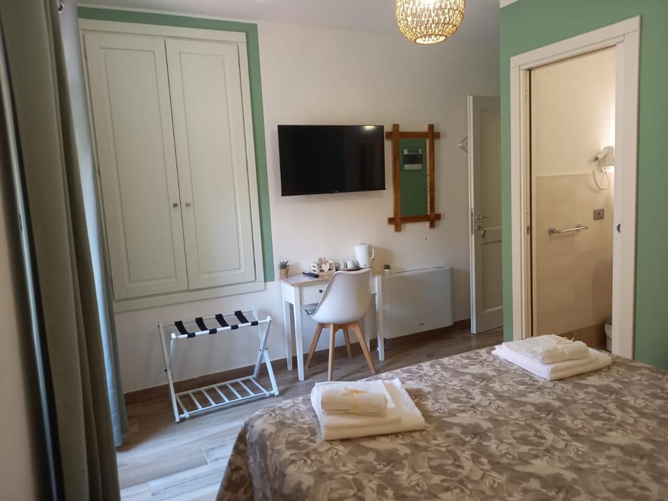 TV and multimedia, Photo of the whole room, Bedroom, towels, wardrobe