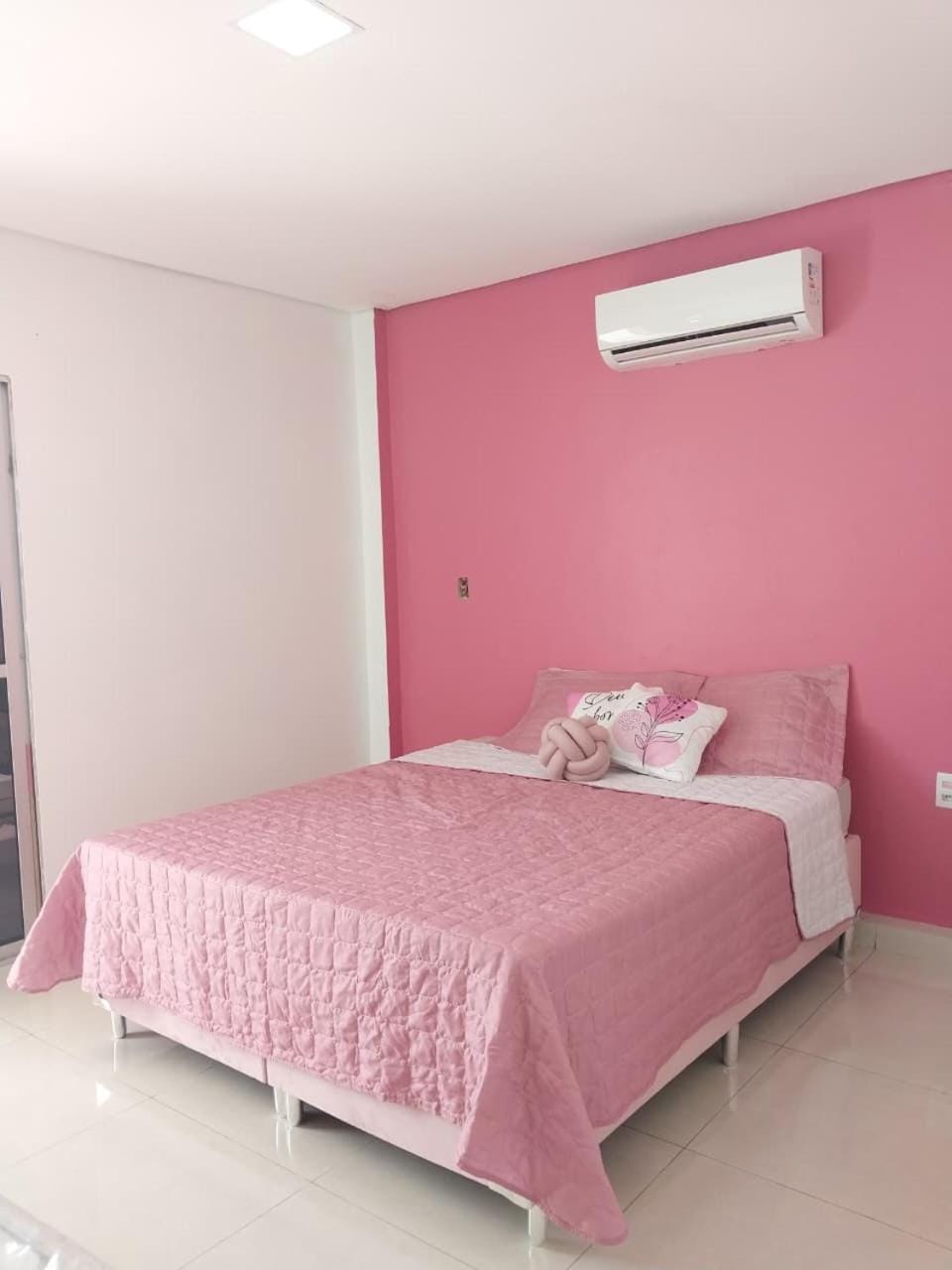 Bed, Photo of the whole room, Bedroom, air conditioner