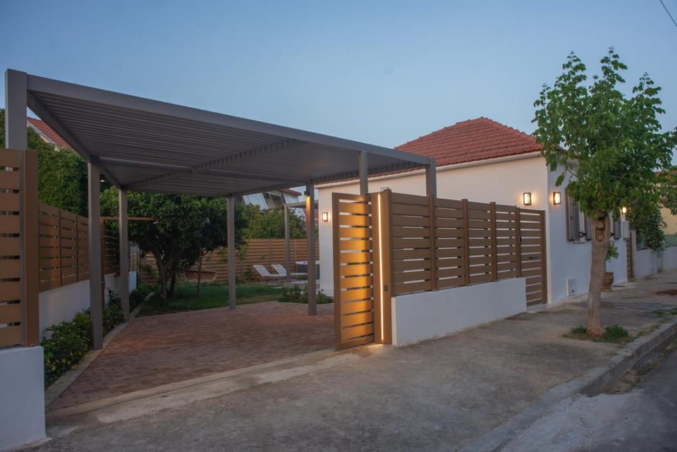 Property building, Facade/entrance, Garden, Parking
