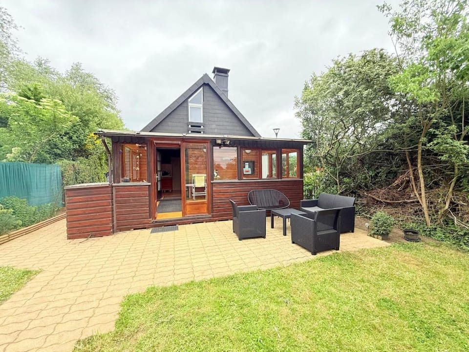 Property building, Day, Garden, Garden view