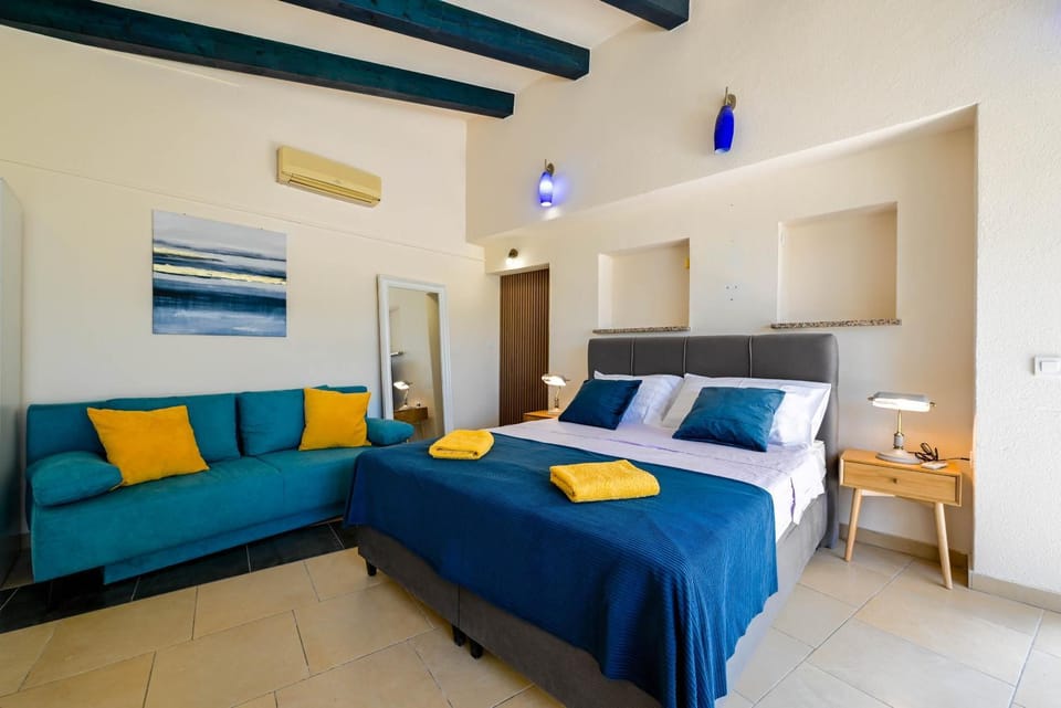 Bed, Seating area, Bedroom