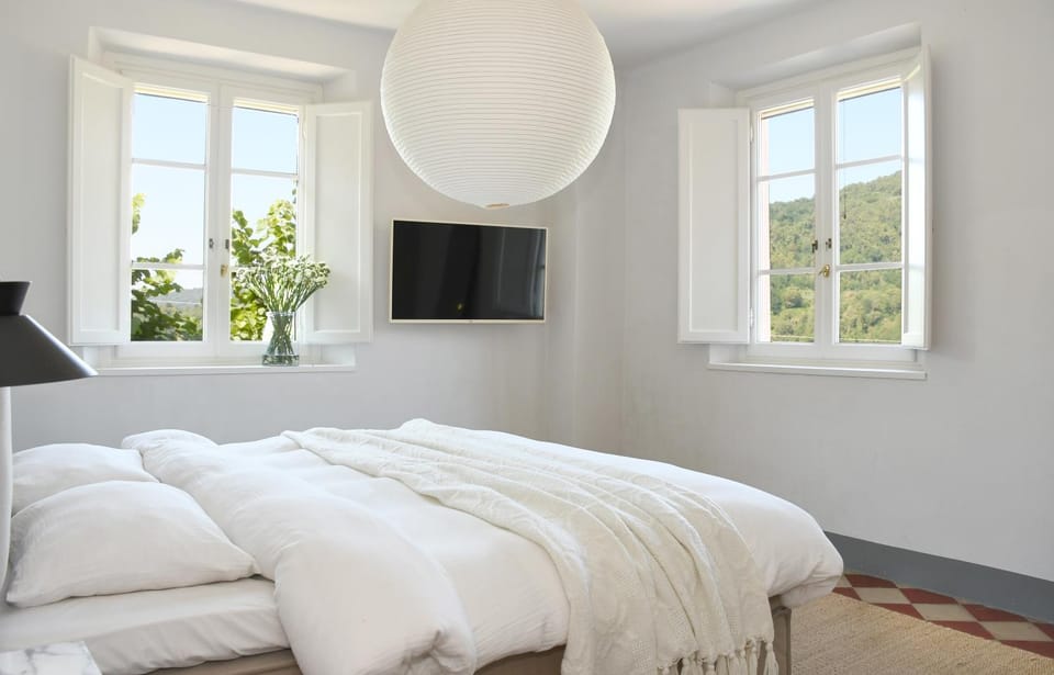 Bed, TV and multimedia, Photo of the whole room, Bedroom