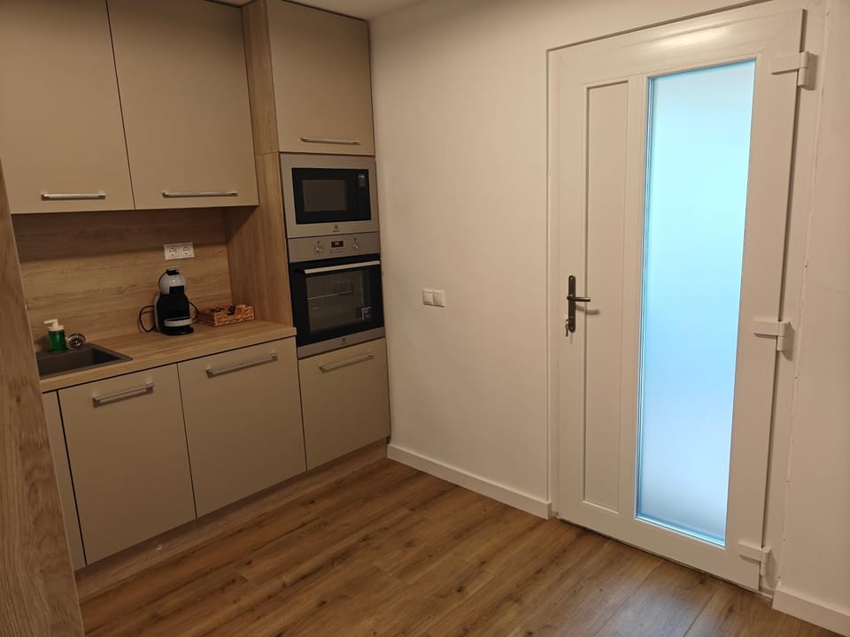 Kitchen or kitchenette, oven, stove