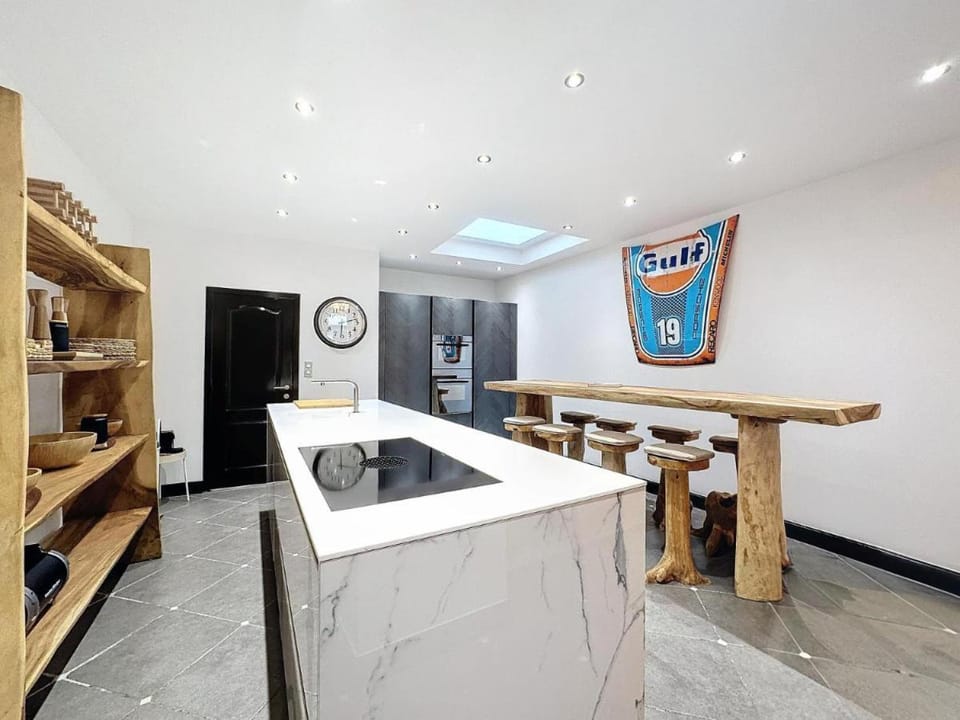 Kitchen or kitchenette, minibar