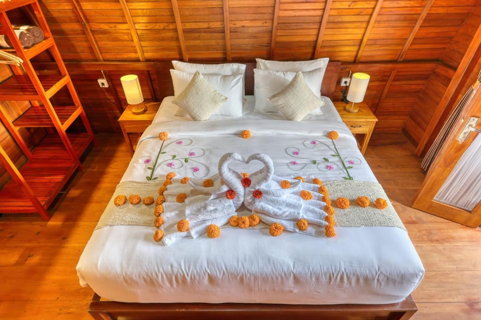Bed, Decorative detail, towels