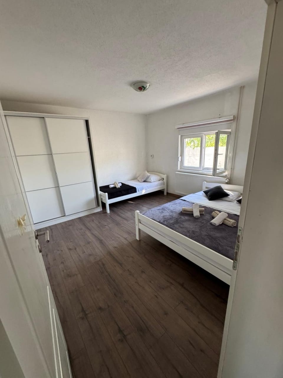 Bed, Bedroom, towels