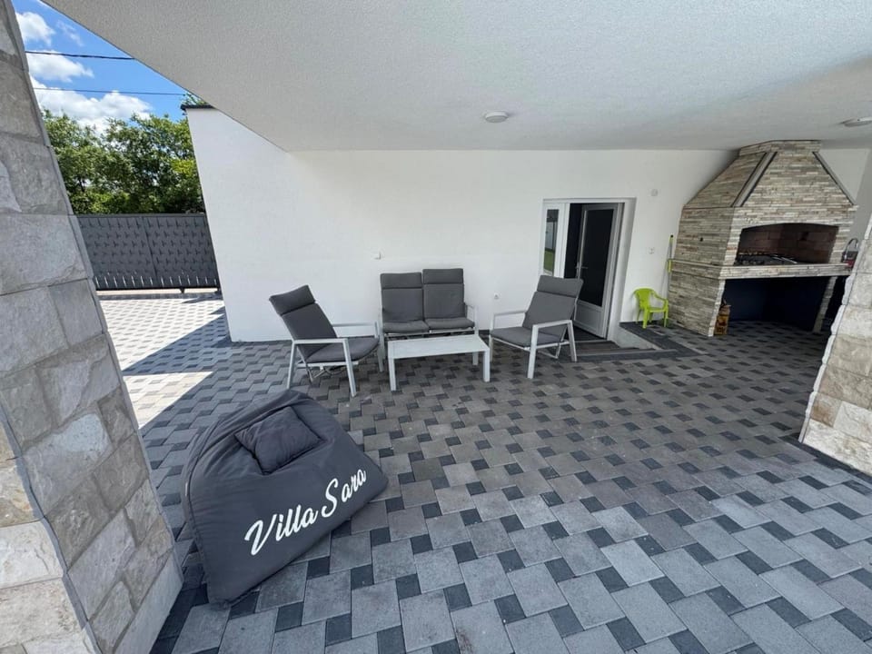 Seating area, Dining area