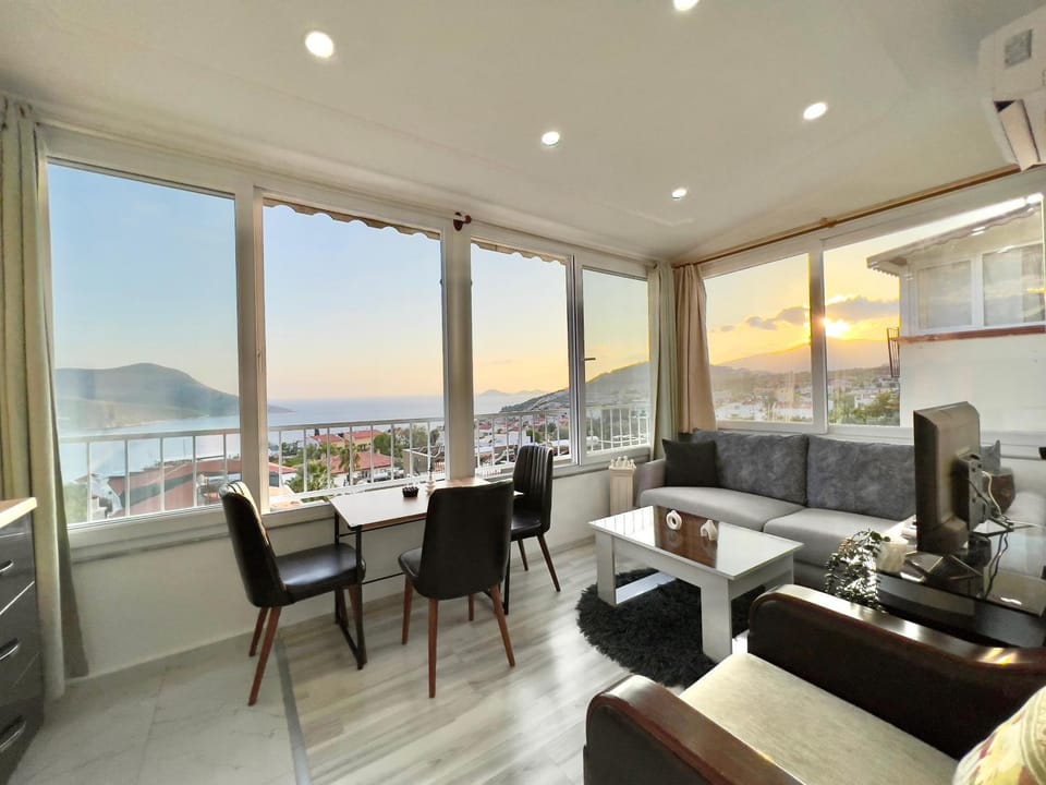 Patio, Natural landscape, View (from property/room), Balcony/Terrace, Living room, Seating area, Dining area, Mountain view, Sea view
