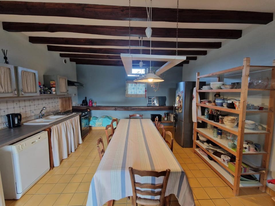 Kitchen or kitchenette, Dining area