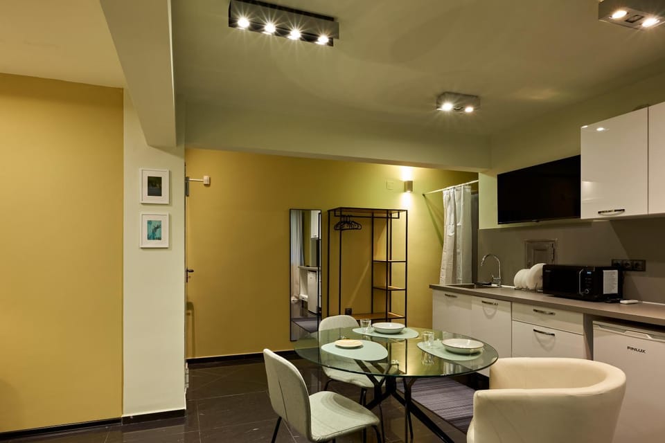 Kitchen or kitchenette, Seating area, Dining area