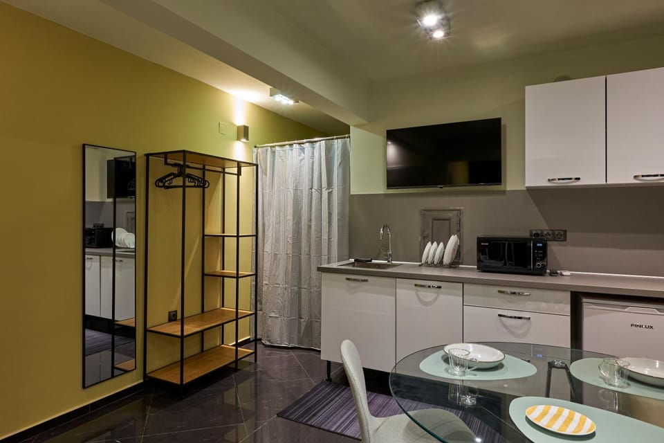 TV and multimedia, Kitchen or kitchenette, microwave