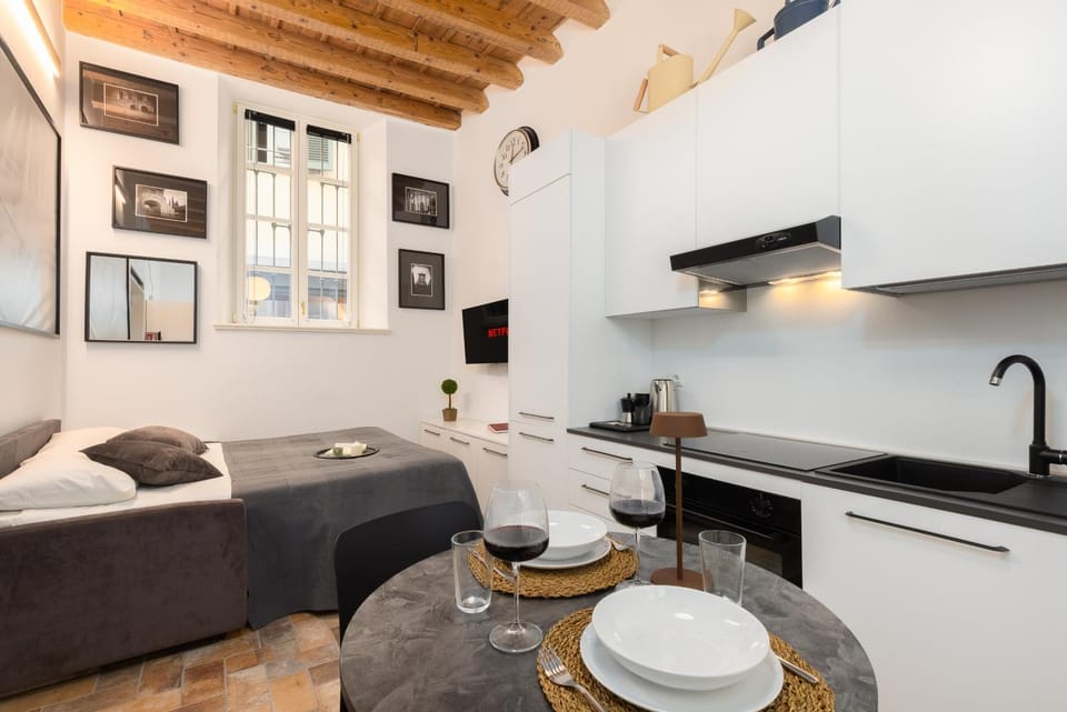 Bed, TV and multimedia, Kitchen or kitchenette, Living room, Photo of the whole room, Seating area, Dining area, Bedroom, stove