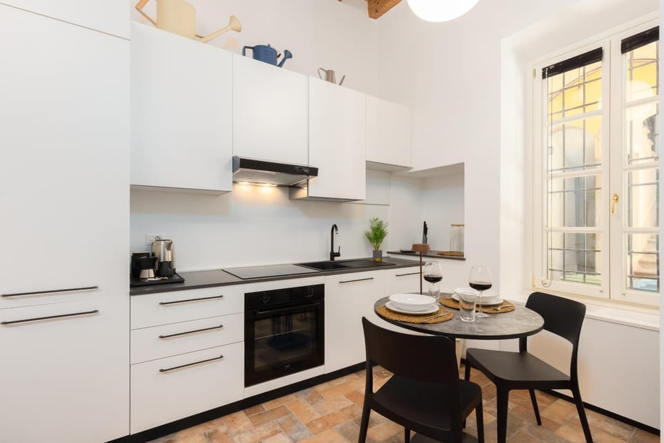 Coffee/tea facilities, Kitchen or kitchenette, Dining area, dishwasher, oven, stove