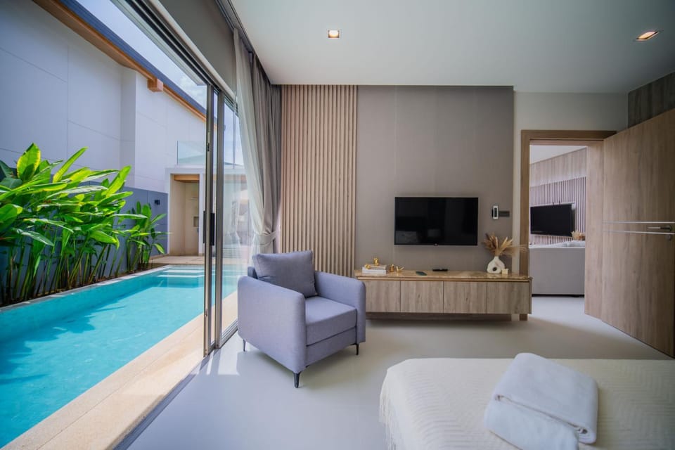 Bed, TV and multimedia, Bedroom, Pool view, Swimming pool, towels